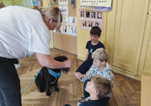 Dzieci w czasie wykonywania zadań i Buba z trenerem