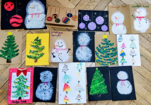 Prace uczniów- kolorowe kartki z życzeniami