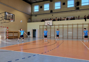 Chłopcy w czasie meczu siatkówki