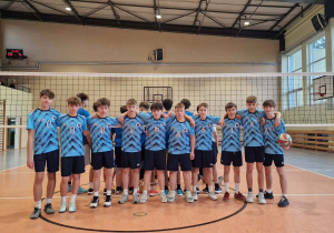 Uczniowie nasza reprezentacja w niebieskich strojach