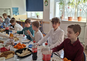 Uczniowie przy stole wigilijnym