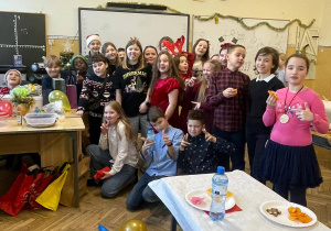 Uczniowie przy stole wigilijnym