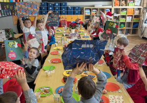 Uczniowie przy stole wigilijnym