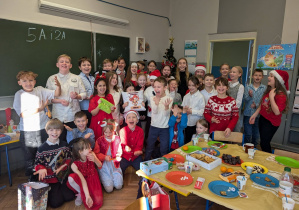 Uczniowie przy stole wigilijnym