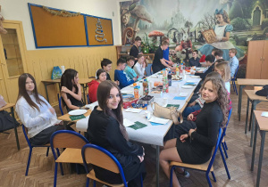 Uczniowie przy stole wigilijnym