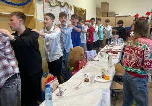 Uczniowie przy stole wigilijnym