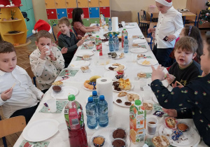 Uczniowie przy stole wigilijnym