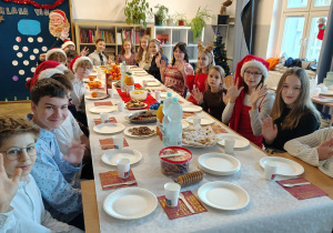 Uczniowie przy stole wigilijnym