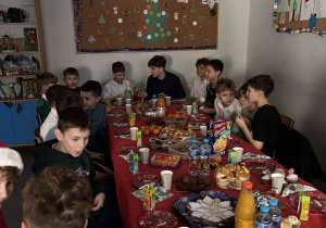 Uczniowie przy stole wigilijnym