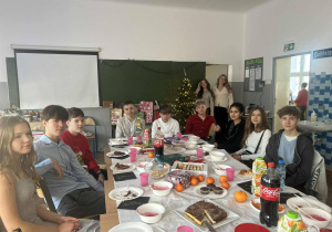 Uczniowie przy stole wigilijnym