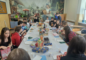 Uczniowie przy stole wigilijnym