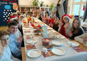 Uczniowie przy stole wigilijnym