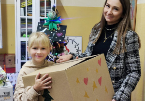 Uczennica z mama i darem