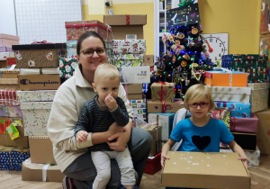 Darczyńcy z paczką