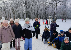 Uczniowie na śniegu