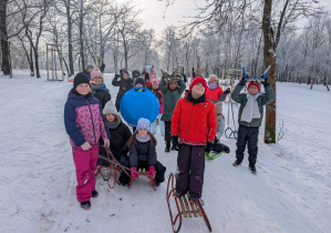 Uczniowie na śniegu