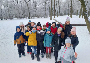 Uczniowie na śniegu