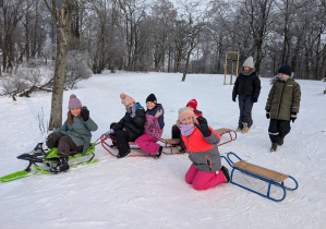 Uczniowie na śniegu