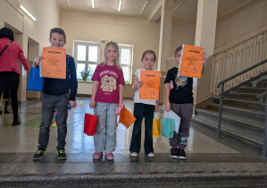 Uczniowie z nagrodami i dyplomami