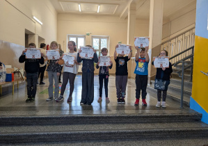 Uczniowie z nagrodami i dyplomami