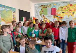 Światowego Dnia Języków Obcych, dzieci z włoskimi flagami