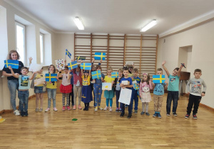 Światowego Dnia Języków Obcych, dzieci z szwedzkimi flagami