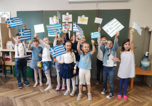 Światowego Dnia Języków Obcych, dzieci z greckimi flagami