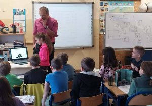 Tata Wiktorii prowadzi zajęcia