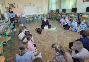 Pies Buba z opiekunem wśród uczniów