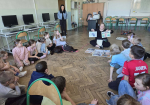 Pies Buba z opiekunem wśród uczniów