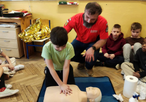 Nauka resuscytacji - uczeń w trakcie