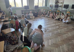 Uczniowie uczą się udzielać pierwszą pomoc