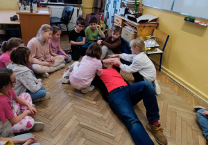 Uczniowie uczą się udzielać pierwszą pomoc