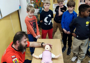 Uczniowie uczą się udzielać pierwszą pomoc noworodkowi