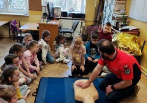 Uczniowie uczą się udzielać pierwszą pomoc