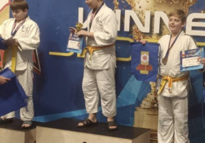 Julek z nagrodami na podium