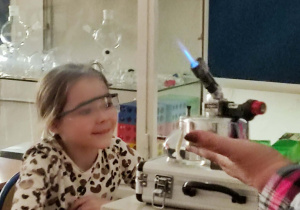 Uczniowie eksperymentują