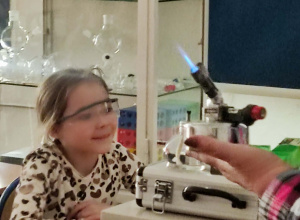 Uczniowie eksperymentują