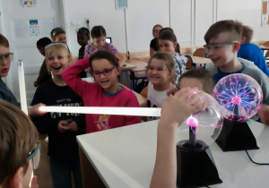 Uczniowie eksperymentują