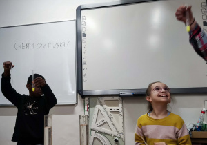 Uczniowie eksperymentują