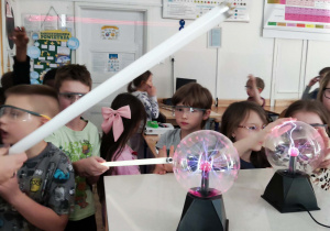 Uczniowie eksperymentują