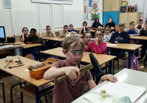 Uczniowie eksperymentują