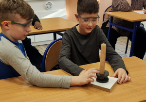 Uczniowie eksperymentują