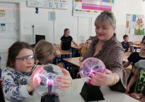 Uczniowie eksperymentują