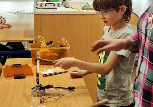 Uczniowie eksperymentują