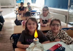 Uczniowie eksperymentują