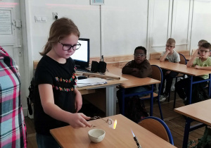 Uczniowie eksperymentują