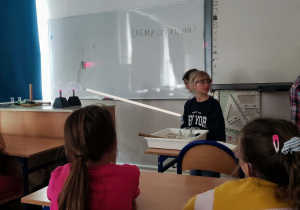 Uczniowie eksperymentują