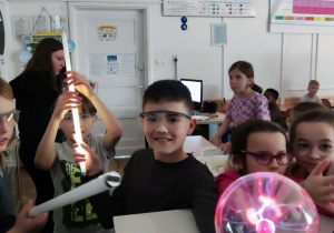 Uczniowie eksperymentują