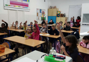 Uczniowie eksperymentują